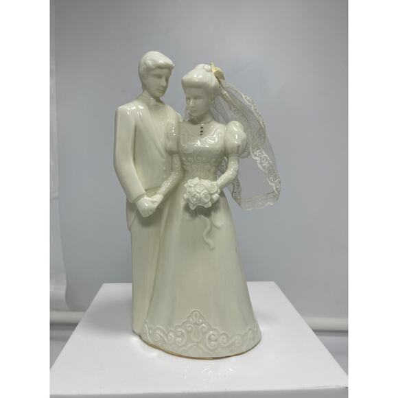 San Francisco Music Box White Porcelain Bride Groom Figurine Plays Wedding March - Picture 2 of 8